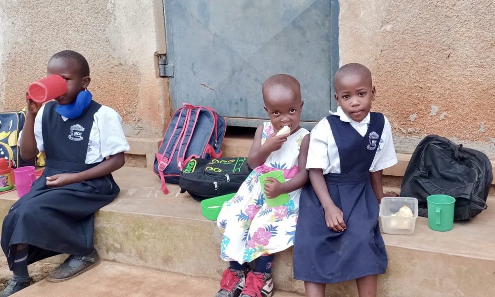 Formiddagspause for børnehaveklassen på Mukono Children's Home
