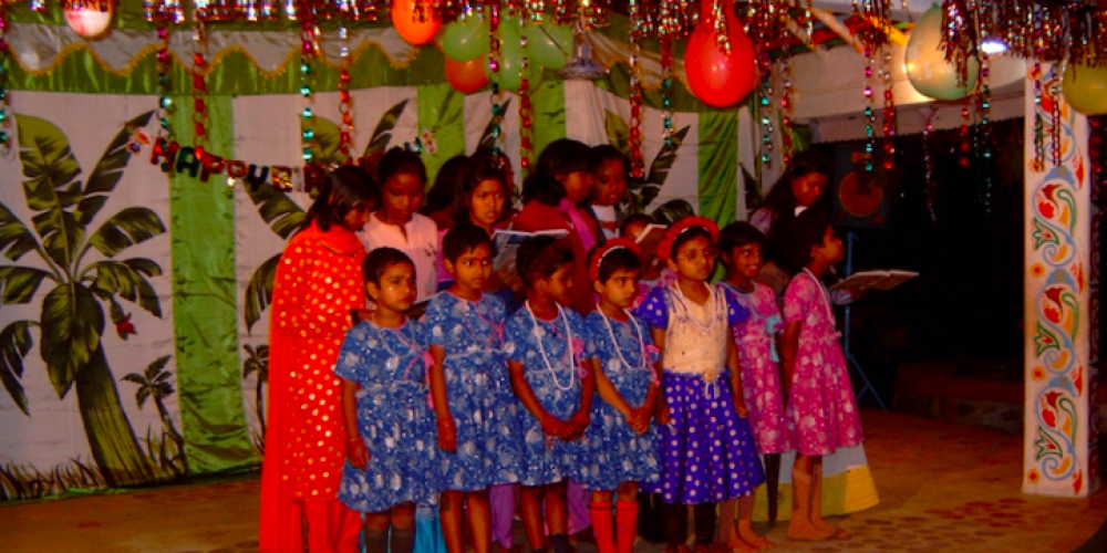 Santibaris pigerne optræder med sang og dans