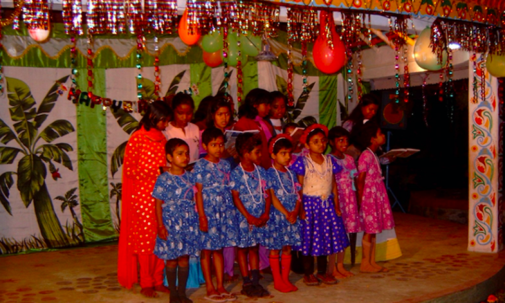 Santibaris pigerne optræder med sang og dans