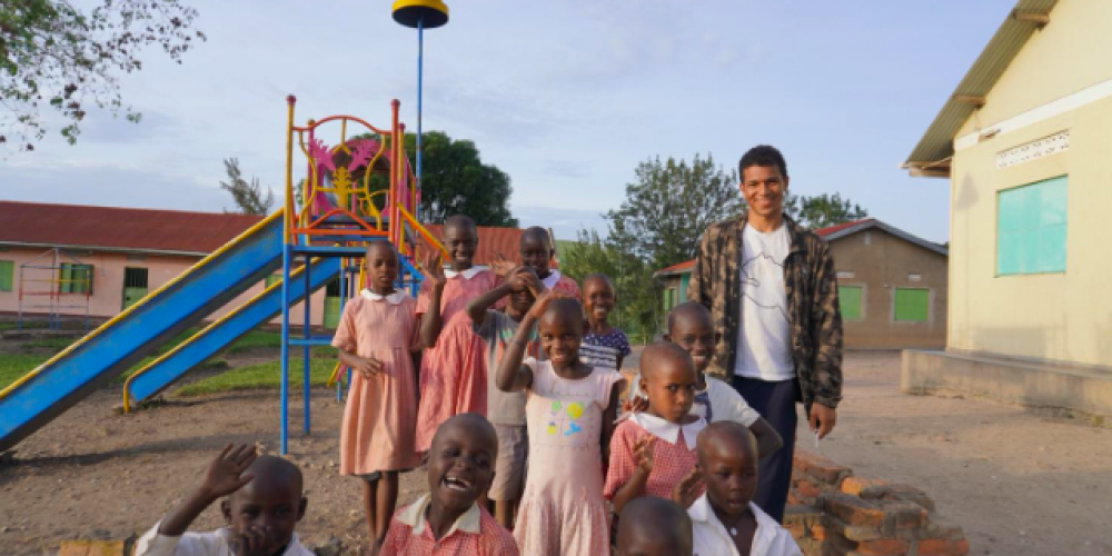 Børnene, som bor på Kakundi, leger på skolens legeplads sidst på dagen, og Mark har fået lov til at være med.