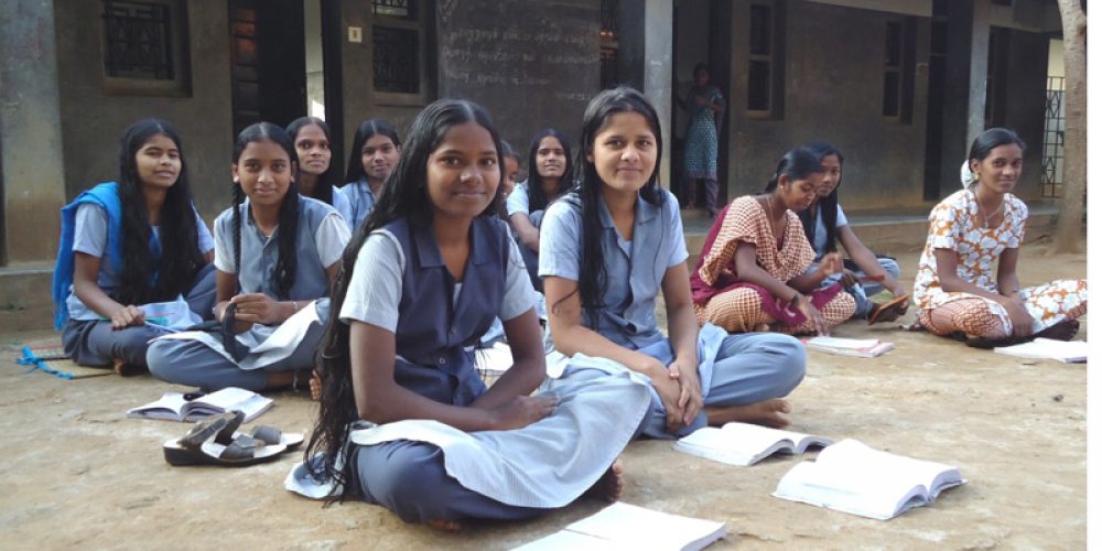 Udendørs lektielæsning på børnehjemmet i Kariyalur i Indien