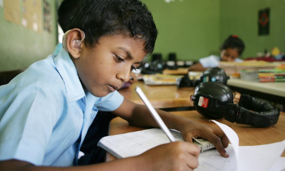 Dreng i døveskolen ved Colombo i Sri Lanka
